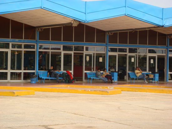 Reisealltag: Warten am Busbahnhof