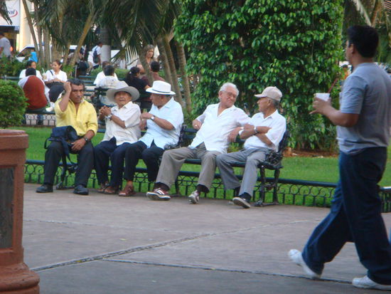 Gemuetliches Beisammensein auf der Plaza.
