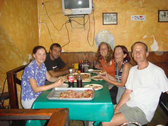 Leckere Pizza obwohl es brutal heiss in diesem Lokal war. Hatte sicherlich auch damit zu tun das der fleissige Pizzajolo direkt unter uns, maechtig seinen Holzofen einheizte! Ich glaube frieren muss in Merida niemand.