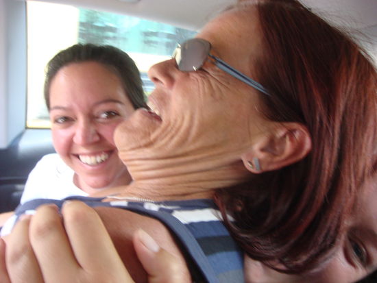 Zu viert auf dem Ruecksitz von Juans kleinem Auto, kein Problem fuer Jimena, Brigitte, Susanne und Jaron