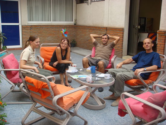 Beim Fruehstueck in unserem Hostal Montejo