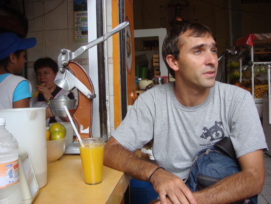 Frisch gepresster Orangensaft fuer 1Fr. am Markt