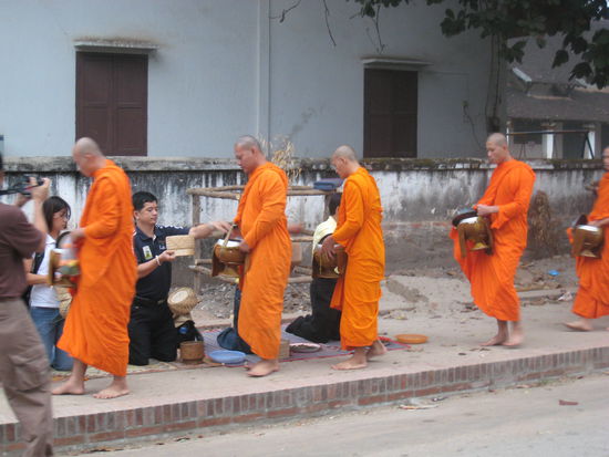 In Luang Prabang um 06 Uhr morgens. Die Moenche sammeln ihr Essen von den Anwohnern ein.