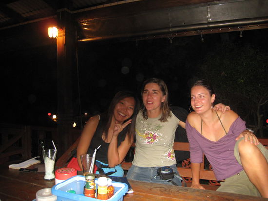 Da konnten wir wieder lachen. Gluecklich das wir es geschafft hatten. 
Alyson, Ciara und ich