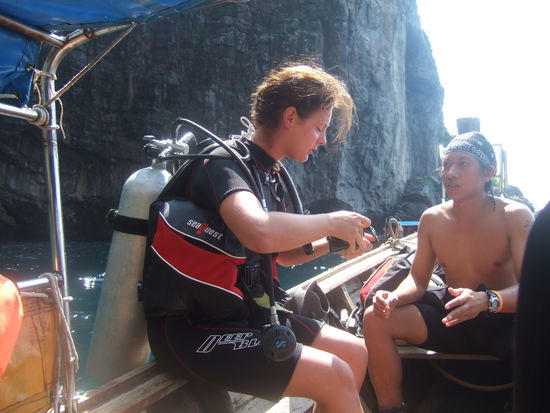 Nochmal durchatmen, Maske an, Regulator in, Rolle rueckwaerts aus dem Boot und ...