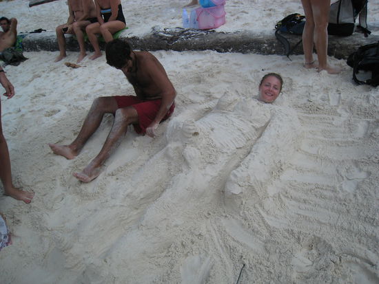 Wenn der Tag lang ist faellt einem wirklich viel Bloedsinn ein!  Ich als Ladyboy im Sand!