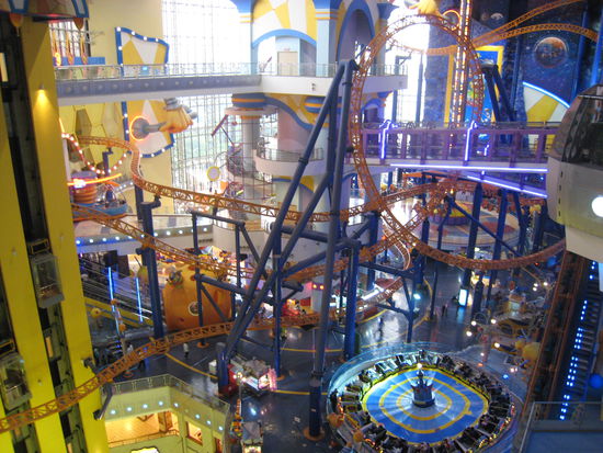 Das Vergnuegungsareal mit Achterbahn