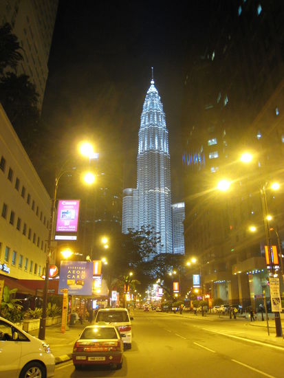 Ein Petrona Tower am Abend. Beleuchtet sind sie eucht der Wahnsinn