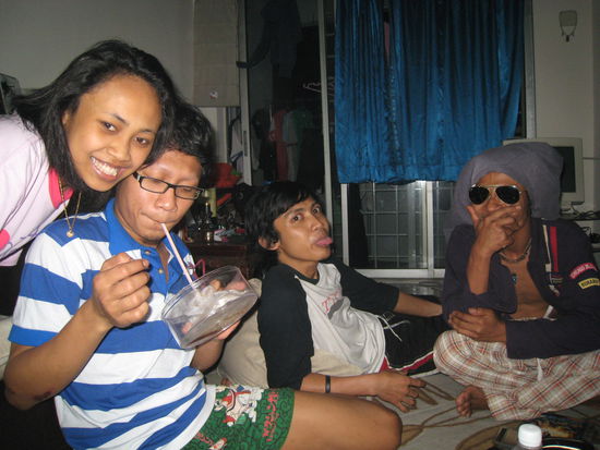 Bei Acher zuhause in der WG! Alle einen Kopf kleiner als ich! So suess! 