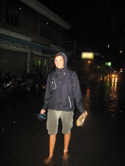 So sind wir den ganzen Tag rumgelaufen! barfuss und mit Regenjacke ...