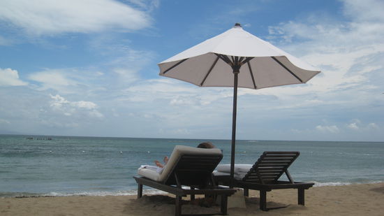 Am Privatstrand vom Aston Beach Resort