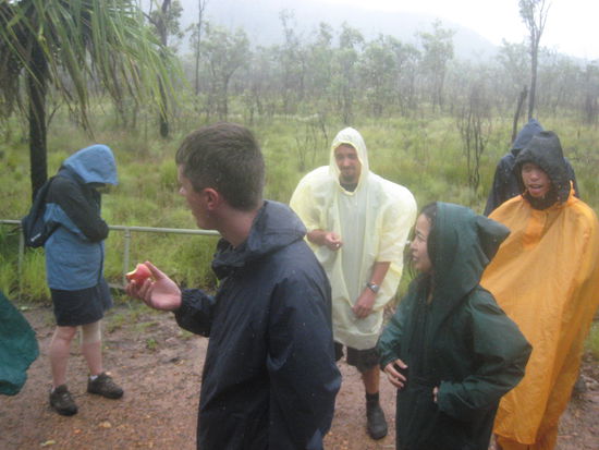 So haben wir ausgesehen, immer eingepackt in unsere Regenmaentel ...