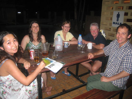 Mika (Japan), Vanessa (OZ), zwei Kiwis, und Jim