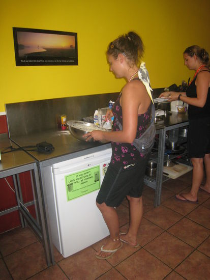 Ich mit meinem Kochassistent Percy (der Vogel der auf meiner Schulter sitzt)beim Pancakes mischen 