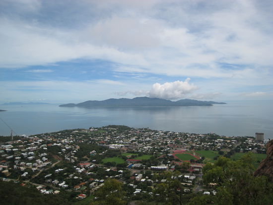 Blick ueber Townsville rueber zu Magnatic Island