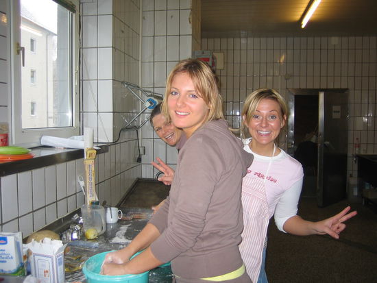 Mit Freundinnen Weihnachtskekse backen und natürlich essen!! Mhhmm lecker!
