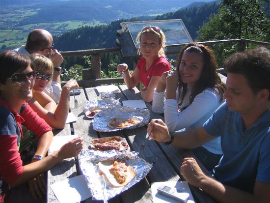 Wanderungen mit Arbeitskollegen. Kurze Stärkung mit Kuchen und dann gings weiter!