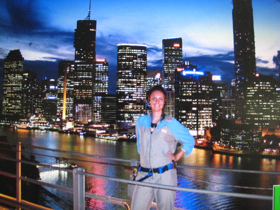 Sieht aus wie eine Fotomontage, aber so hats wirklich ausgesehen! Ich auf der Bruecke mit Brisbane im Hintergrund!