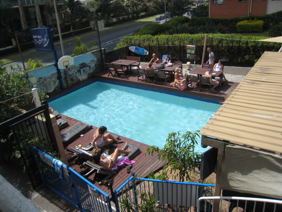 Poolbereich des Hostels