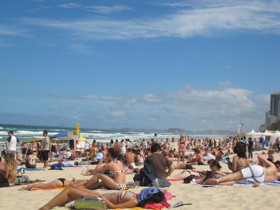 Surfers Paradise Beach mit vielen, vielen Leuten