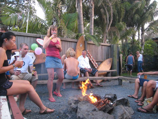 Im Surfcamp beim gemuetlichen beisammensein am Lagerfeuer