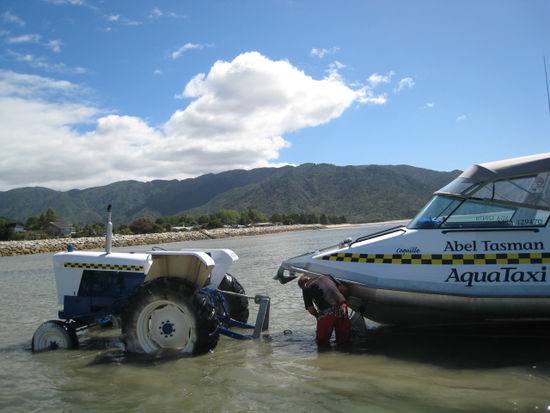 Ein Traktor im Meer mit unserem Wassertaxi!!