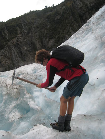 Mike unser Guide hackt uns den Weg ins Eis!!