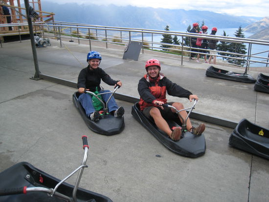 Auf die Plaetze, fertig und los! ich und Yves beim Luge fahren!!