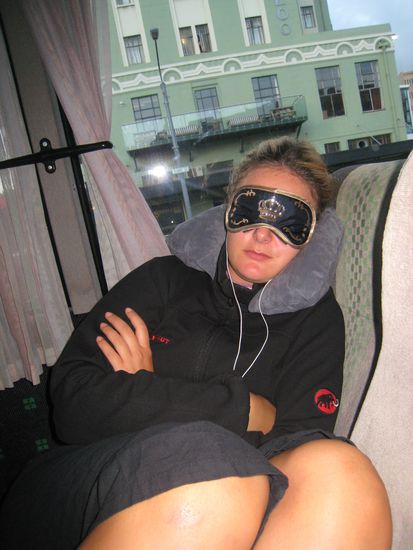 Das mache ich den ganzen Tag im Bus! Schlafen, Musikhoeren, ...