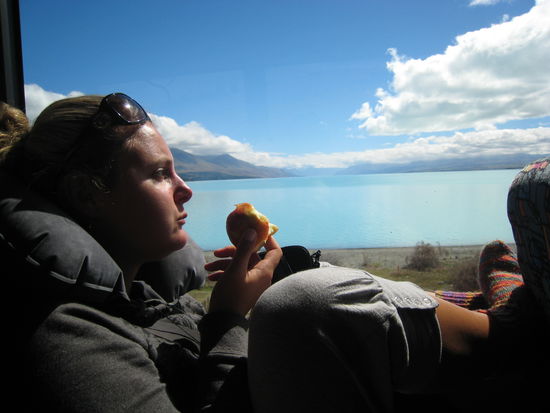 Typische Szene im Bus! Ich beim Essen in einer unmoeglichen Haltung, bewaffnet mit dem Nackenkissen und den Oma-gestrickten Socken! 