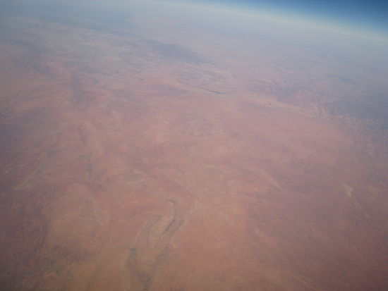 Rot! Fuer Stunden fliegt man ueber rotes, flaches, trockenes Land