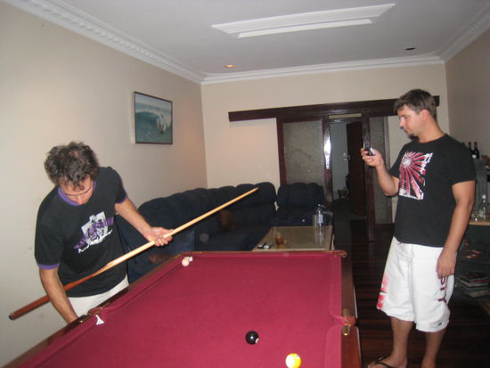 Einen Pooltisch zuhause, was fuer ein Luxus ... Todd und Al