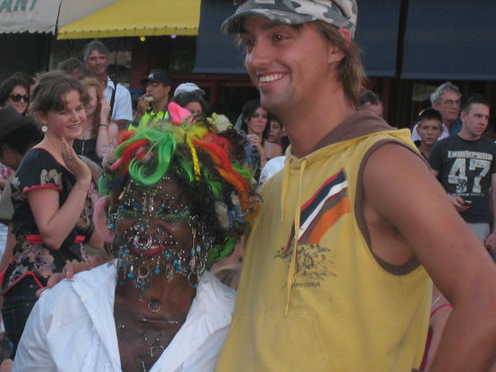 Yepp, die Frau hat eine menge Piercings im Gesicht