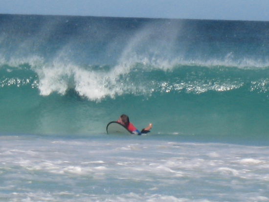 Paddle, paddle!! Die Wellen waren ganz schoen hoch!