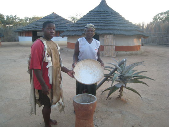 Traditionelles Dorf und die Huts im Hintergrund