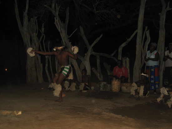 Tanz am Abend beim Lagerfeuer