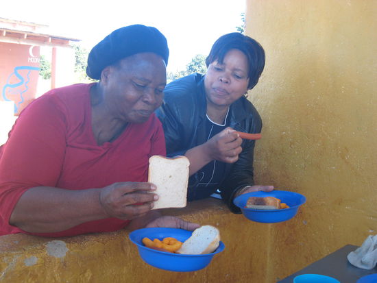 Eine freiwillige Lehrerin und Nonhlanhla die Gruenderin