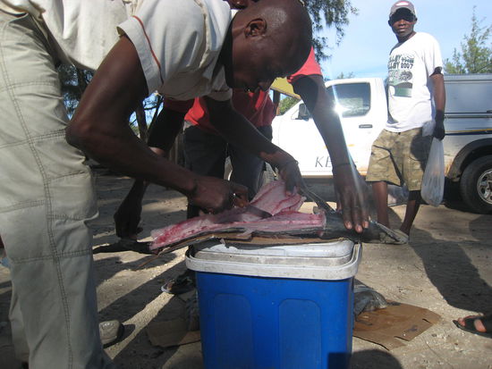 Fisch zum Abendessen. Zuerst musste ich warten bis das Boot zurueck kam. Preis verhandeln, und dann haben sie mir den Fisch mitten auf der Strasse filletiert!! 