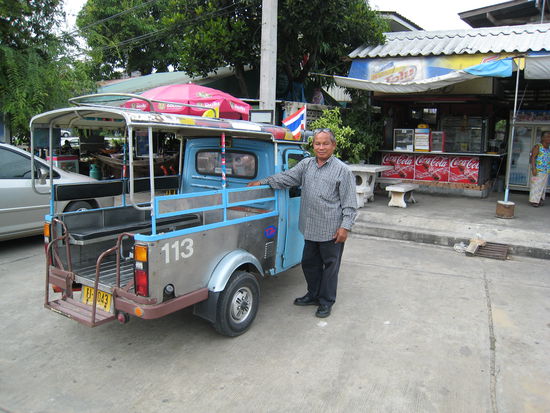 Mr. NiceGuy!! Unser TukTuk fahrer und sein Gefaehrt!