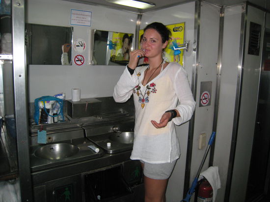 Ich im Nachtzug beim Zaehneputzen