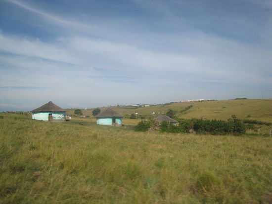 Ueberall stehen die die traditionellen runden Haeuser der Locals