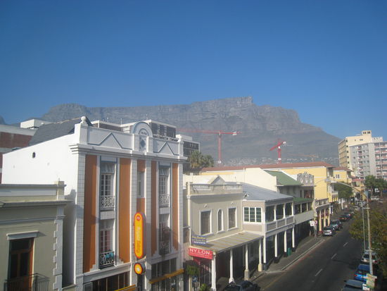 Ausblick von meinem Zimmer auf die Longstreet! Im Hintergrund Table Mountain