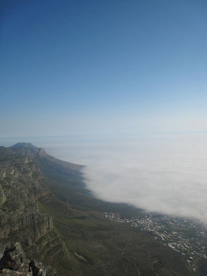 Am Fusse des Tafelbergs! Die Stadt ist oft von einer Wolkendecke überzogen!