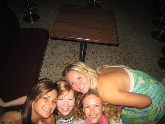 Ana, Birgit, Wally und ich! Nach über 40 Stunden ohne Schlaf und viel Alkohol!