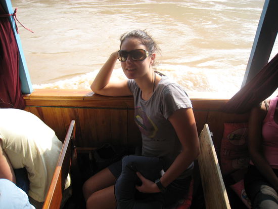 Zweiter Tag am Slow Boat! War nicht mehr ganz so gemuetlich. 8 Stunden auf dieser Holzbank sitzen.