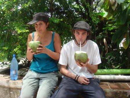Philipp und ich trinken ne Kokosnuss