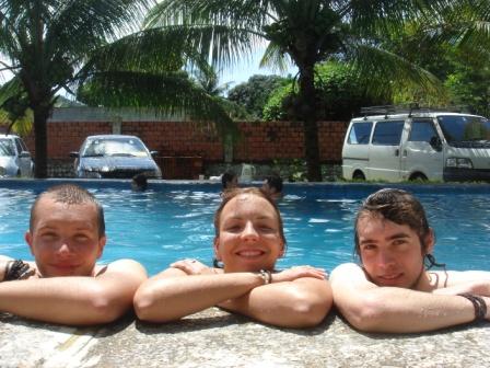 Die drei Pappnasen im Pool