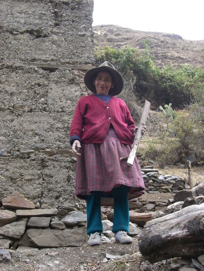 Nette Frau am Wegesrand