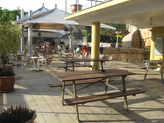 Aufenthaltsbereich mit Bar und Pools etc.