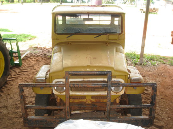 mein Liebling... nen alter Toyota Landcruiser ohne Tueren aber riesigem Kuhfaenger... ganz komische Schaltung... ca 1 min vorgluehen... Wahnsinn!!